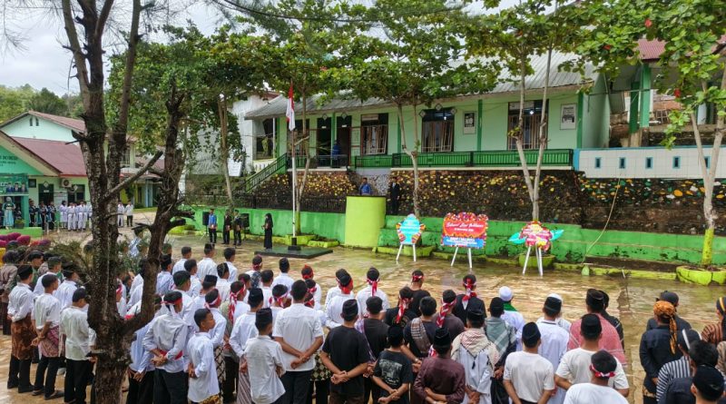 MAN 2 Mandailing Natal Gelar Upacara Peringatan Hari Pahlawan