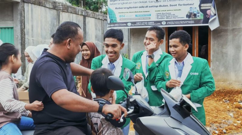 MAN 2 Mandailing Natal Berbagi Takjil, Ajak Siswa Wujudkan Kepedulian Sosial